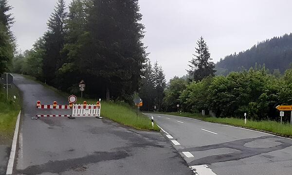 Straßensperrung zwischen Sattelgrund und Langenau.