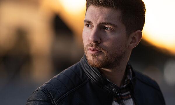 Sein Ziel war eigentlich, „Superstar“ zu werden – doch am Ende  wurde es der Titel „Dschungelkönig“: Multitalent Joel „Joey“ Heindle kommt am 31. Mai 2025 zur Eröffnung des Schlagerschlosses zwischen Eisfeld und Rottenbach.