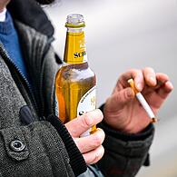 In Deutschland wird nach Auffassung von Experten zu viel geraucht und zu viel Alkohol getrunken.