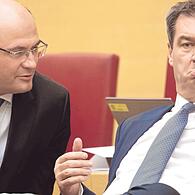 Das Schuldenpaket in Berlin stellt auch die Politiker in München vor eine neue Situation: Finanzminister Albert Füracker (links) und Ministerpräsident Markus Söder.