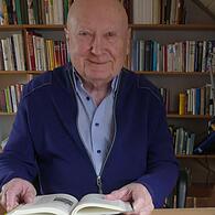 Gerhard Pausch in Herzogenaurach mit dem Buch über seine Kindheit.