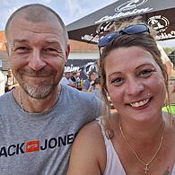 Freuen sich über die Hilfsbereitschaft der Neuenseer: Ronny und Katja Walter.