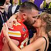 Taylor Swift küsst Travis Kelce