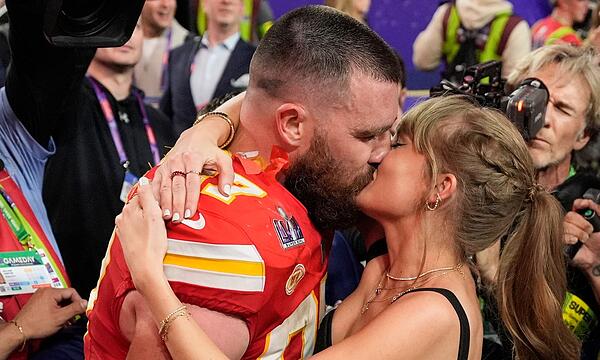 Taylor Swift küsst Travis Kelce