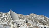 Modell des Wetterstein Millimeter Teleskops an einem der möglichen Standorte am Zugspitzplatt. Im Hintergrund die Umweltforschungsstation, rund dreihundert Höhenmeter unterhalb des Gipfels. Modell des Wetterstein Millimeter Teleskops an einem der möglichen Standorte am Zugspitzplatt. Im Hintergrund die Umweltforschungsstation, rund dreihundert Höhenmeter unterhalb des Gipfels.