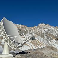 Modell des Wetterstein Millimeter Teleskops an einem der möglichen Standorte am Zugspitzplatt. Im Hintergrund die Umweltforschungsstation, rund dreihundert Höhenmeter unterhalb des Gipfels.