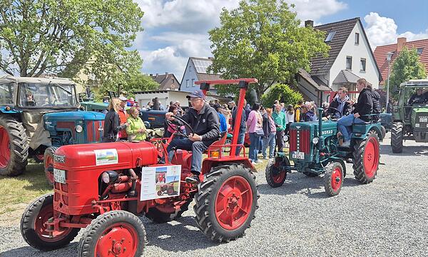 Einfahrt: Es gab viele Oldtimer zu bestaunen beim 20. Oldtimertreffen in Bad Staffelstein. Viel los war dank des guten Wetters.