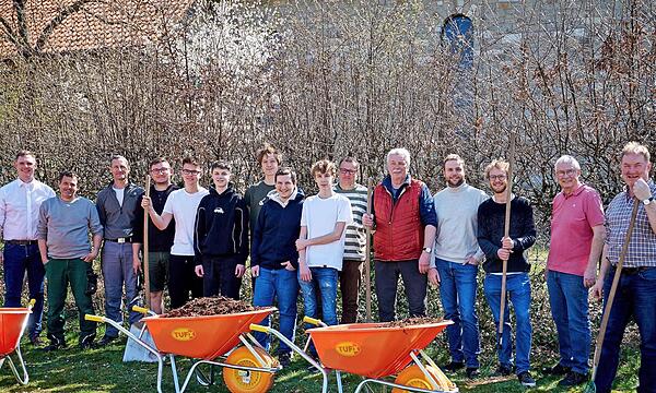 Viele Mitglieder der Kirchengemeinde und Schüler des Dientzenhofer-Gymnasiums packten mit an.