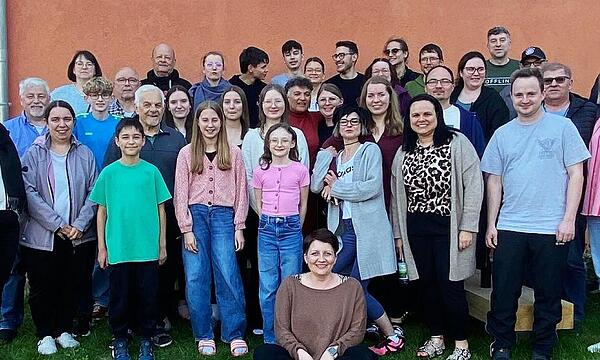 Die Musikerinnen und Musiker der Blaskapelle Kirchaich mit ihrer Dirigentin Kristina Renner beim Probewochenende im Schullandheim Rappershausen im Grabfeld.