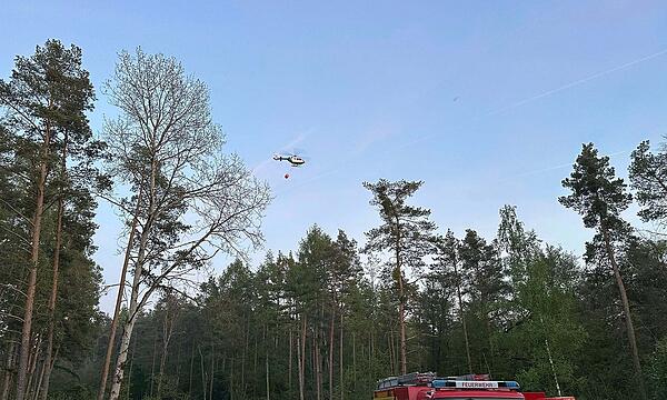 Großeinsatz im Tennenloher Forst: Sei Mittwoch, 30. April, sind rund hundert Feuerwehrkräfte im Einsatz, um den Brand im munitionsbelasteten Wald zu löschen.