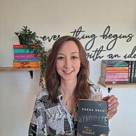 Als „Sasha Reed“ bringt Theresa Hübner ihr Buch „Syndicate – Mein ist die Freiheit“ über den Heyne Verlag auf den Markt gebracht.