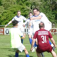 Der TSV Burgebrach bejubelt das späte 2:1 durch Manuel Schwarm beim SC Kemmern.