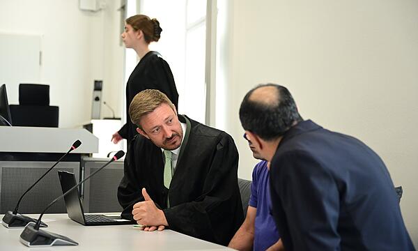 Rechtsanwalt Maximilian Glabasnia aus Bamberg und der Angeklagte (verdeckt vom Dolmetscher)