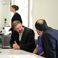 Rechtsanwalt Maximilian Glabasnia aus Bamberg und der Angeklagte (verdeckt vom Dolmetscher)