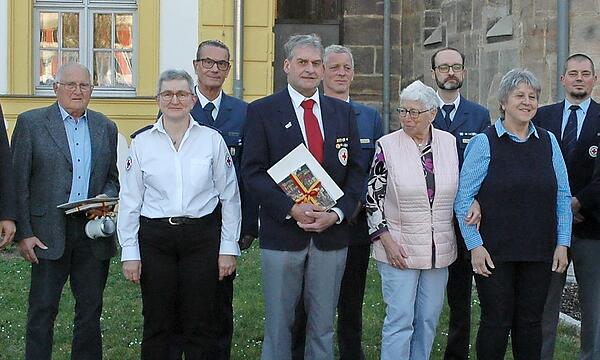 Zur Ehrung kamen zusammen (v. l.): Landrat Hermann Ulm, Konrad Sponsel, Elke Melzig, Jörg Distler, Ludwig Preusch, Bastian Schanda, Helga Funk, Stefan Steinsdörfer, Gerlinde Trautner, Christian Zitzmann und Josef Freund.