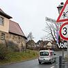 Zwischen Pfarrhaus und Grundschule gibt es bereits eine Tempo-30-Zone. Die Bündnisgrünen möchten sie ausdehnen und ernten dafür Zustimmung im Bauausschuss. Da es sich um eine Kreisstraße handelt, hat der Landkreis ein Wort mitzureden. Zwischen Pfarrhaus und Grundschule gibt es bereits eine Tempo-30-Zone. Die Bündnisgrünen möchten sie ausdehnen und ernten dafür Zustimmung im Bauausschuss. Da es sich um eine Kreisstraße handelt, hat der Landkreis ein Wort mitzureden.