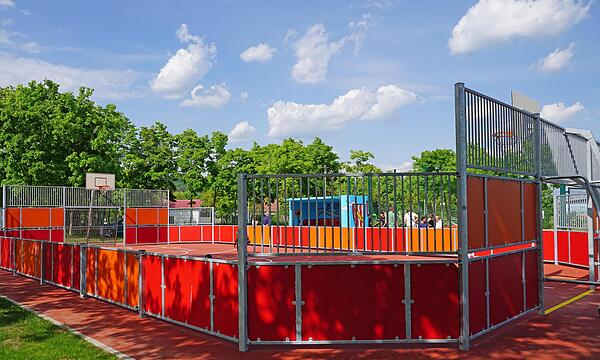 Das neue Multifunktionsspielfeld bietet jede Menge Möglichkeiten.