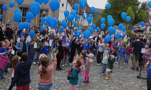 Eröffnung der Europatage auf dem Schlossplatz durch Bürgermeister Harald Hübner mit Luftballonstart der Schülerinnen und Schüler der Friedrich-von-Ellrodt-Schule Neudrossenfeld.