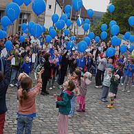 Eröffnung der Europatage auf dem Schlossplatz durch Bürgermeister Harald Hübner mit Luftballonstart der Schülerinnen und Schüler der Friedrich-von-Ellrodt-Schule Neudrossenfeld.