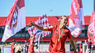 So sehen Sieger aus: Die Haßfurterin Klara Bühl wurde mit dem FC Bayern München Double-Siegerin. Jetzt hat sie die Europameisterschaft der Frauen im Fokus.