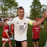 Meisterfreuden bei Maximilian Tranziska und dem FC Coburg am Freitagabend.