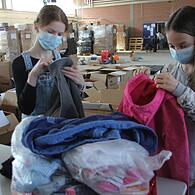 Lenja und Kim aus der 6f sortieren Kleidung für Geflüchtete aus der Ukraine.