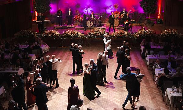 Am Rosenball, findet die Wahl der Rosenkönigin statt