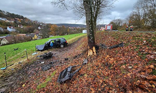 Die Rettungskräfte konnten für den 69-jährigen Fahrer des VW nichts mehr tun, er starb noch an der Unfallstelle kurz vor Aschach. Der Unfallort glich einem Trümmerfeld. Sogar der Motorblock wurde aus dem Auto gerissen, er liegt auf dem Feldweg.