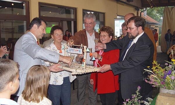 Die Floßtaufe 2004 an der Saalequelle in Alsleben mit dem Initiator Hermann Grollmann (rechts).