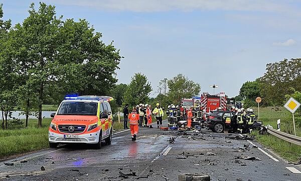 Am Donnerstag hat sich auf der B470 bei Adelsdorf ein schwerer Verkehrsunfall ereignet.