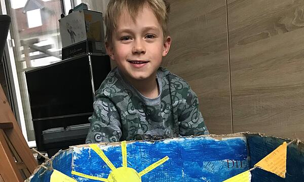 Max aus der Klasse 1d der Grundschule Strullendorf zauberte eine  „Party im Karton“, die sich sehen lassen kann!  Er hat damit den 1. Platz im Einzelwettbewerb gewonnen.