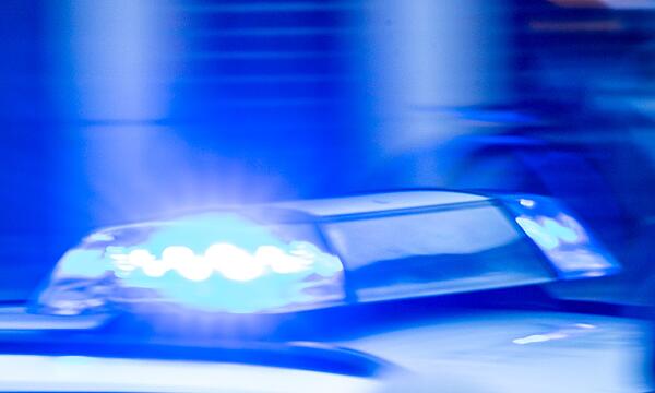 Ein Streifenwagen der Polizei ist mit Blaulicht im Einsatz