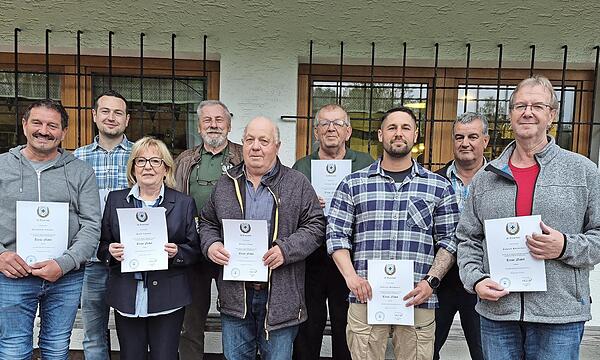 Unser Bild zeigt die Mitglieder, die für ihre Treue ausgezeichnet wurden (von links): Reinhold Schäfer (25 Jahre), Johannes Fröhlich (20 Jahre), Adelheid Schmid (20 Jahre), Lothar Fünkner (50 Jahre), Helmut Hauk (25 Jahre), Helmut Reuß (50 Jahre),...
