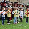 Die Flötengruppe zeigt ihr Können mit den Boomwhackers.