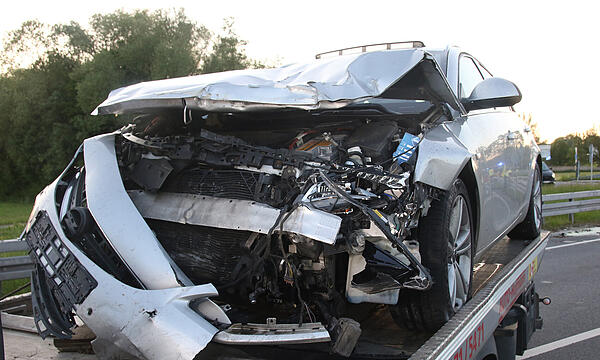 Schwerer Unfall auf der B4 bei Großheirath: Lebensgefahr