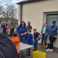 Die freiwilligen Müllsammler bei einer Lagebesprechung in Dormitz.