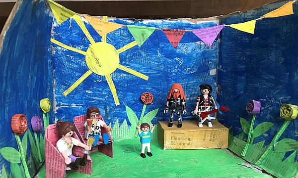 Max aus der Klasse 1d der Grundschule Strullendorf zauberte eine  „Party im Karton“, die sich sehen lassen kann!  Er hat damit den 1. Platz im Einzelwettbewerb gewonnen.