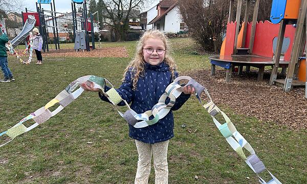 Rekordverdächtige Faschingsgirlande in Rödental: Stolz präsentierten die Kinder ihr tolles Meisterwerk.