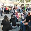 Zahlreiche Zuschauer kamen zur Kundgebung am Gabelmann in Bamberg und forderten ein sofortiges AfD-Verbot.