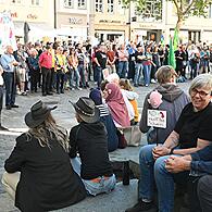 Zahlreiche Zuschauer kamen zur Kundgebung am Gabelmann in Bamberg und forderten ein sofortiges AfD-Verbot.