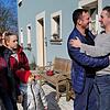 Nach ihrer Flucht aus Mariupol wurde die Familie Konovalov im März 2022 von Michael Dreßel auf dem Bauernhof im Rugendorfer Ortsteil Eisenwind empfangen. Dort verbrachte sie die ersten Tage. Unser Bild zeigt Roman Konovalov und Michael Dreßel (r... Nach ihrer Flucht aus Mariupol wurde die Familie Konovalov im März 2022 von Michael Dreßel auf dem Bauernhof im Rugendorfer Ortsteil Eisenwind empfangen. Dort verbrachte sie die ersten Tage. Unser Bild zeigt Roman Konovalov und Michael Dreßel (r...