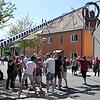 Zusammen mit weiteren Helfern aus der Dorfgemeinschaft stellte der Stammtisch „Sterzelbacher“ in Prappach mit purer Muskelkraft den Maibaum auf.