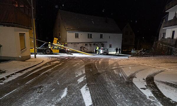 Auto prallt in leerstehendes Gebäude: Vier Verletzte bei Verkehrsunfall