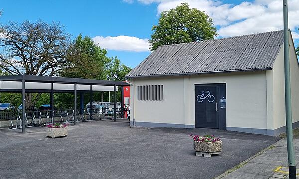 Der Schuppen am Bahnhof Münnerstadt wurde zur Schließanlage für Fahrräder.
