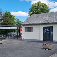 Der Schuppen am Bahnhof Münnerstadt wurde zur Schließanlage für Fahrräder.