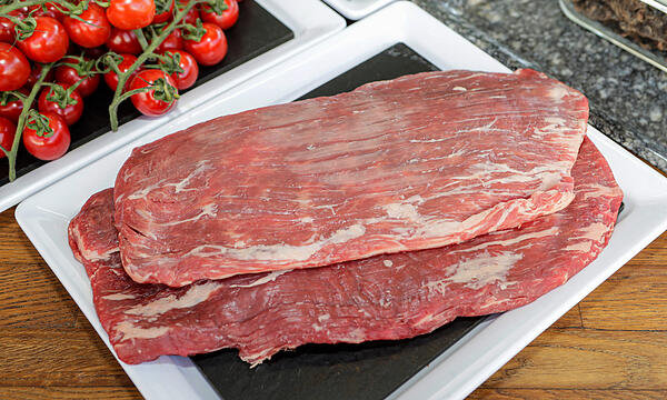 Flanksteaks, auch als  – etwas weniger wohlklingend  – Bauchlappen bekannt.Grill-Workshop