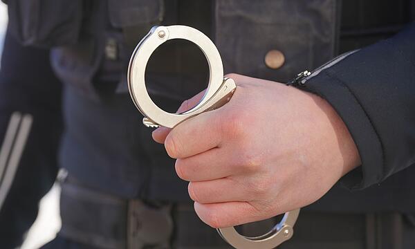 Polizei Handschellen - Symbolbild