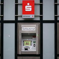 In der Kitzinger Hauptstelle der Sparkasse wird es demnächst einen dritten Geldausgabe-Automaten geben (hier ein Symbolbild). Damit reagiert man auf verschiedene Ausfälle in den vergangenen Monaten.