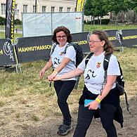 Unter Tränen haben Anita Schäfer (links) und Heidi Deuß die Ziellinie beim Mammutmarsch in Berlin überquert.