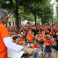 2023 dirigierte der Weltstar Kent Nagano die 600 Teilnehmer im Bad Kissinger Kurgarten.